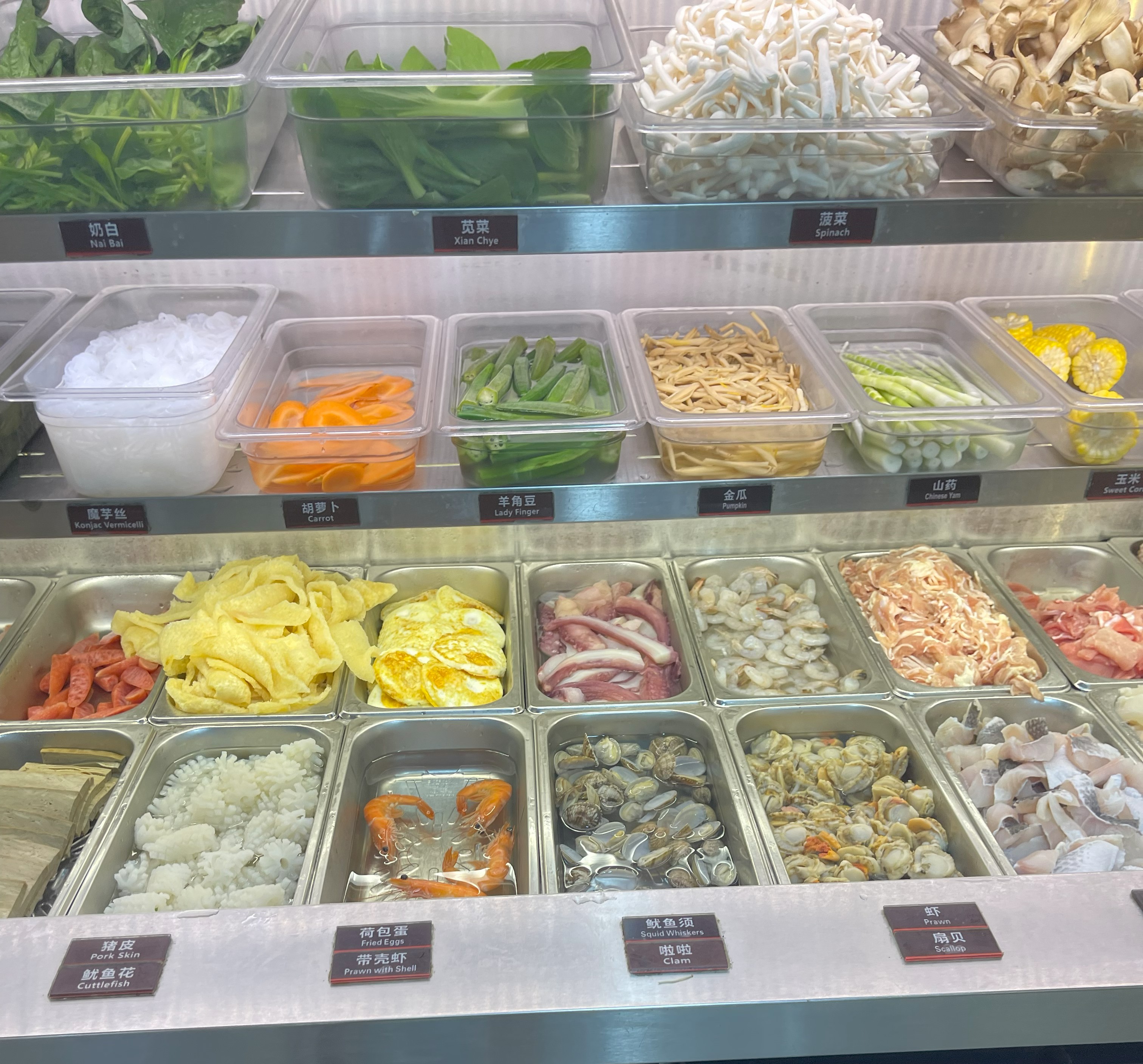 싱가포르 장량마라탕 재료 선반 전경